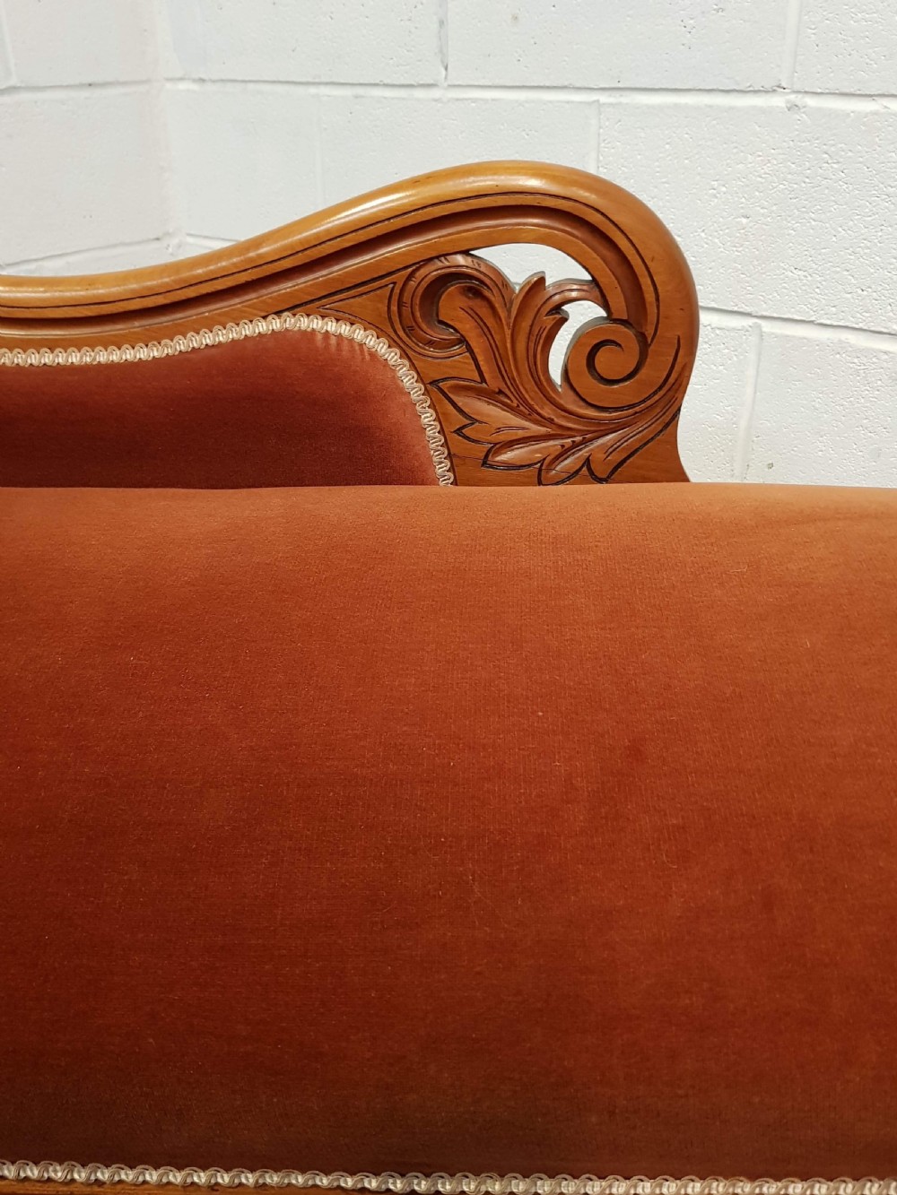 ANTIQUE VICTORIAN CARVED WALNUT CHAISE LONGUE C1880 View III