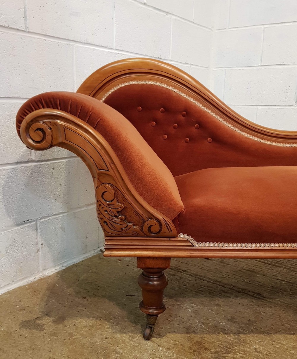 ANTIQUE VICTORIAN CARVED WALNUT CHAISE LONGUE C1880 View V