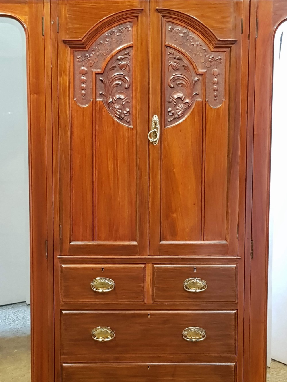 ANTIQUE ART NOUVEAU WALNUT TRIPLE WARDROBE C1890 View V