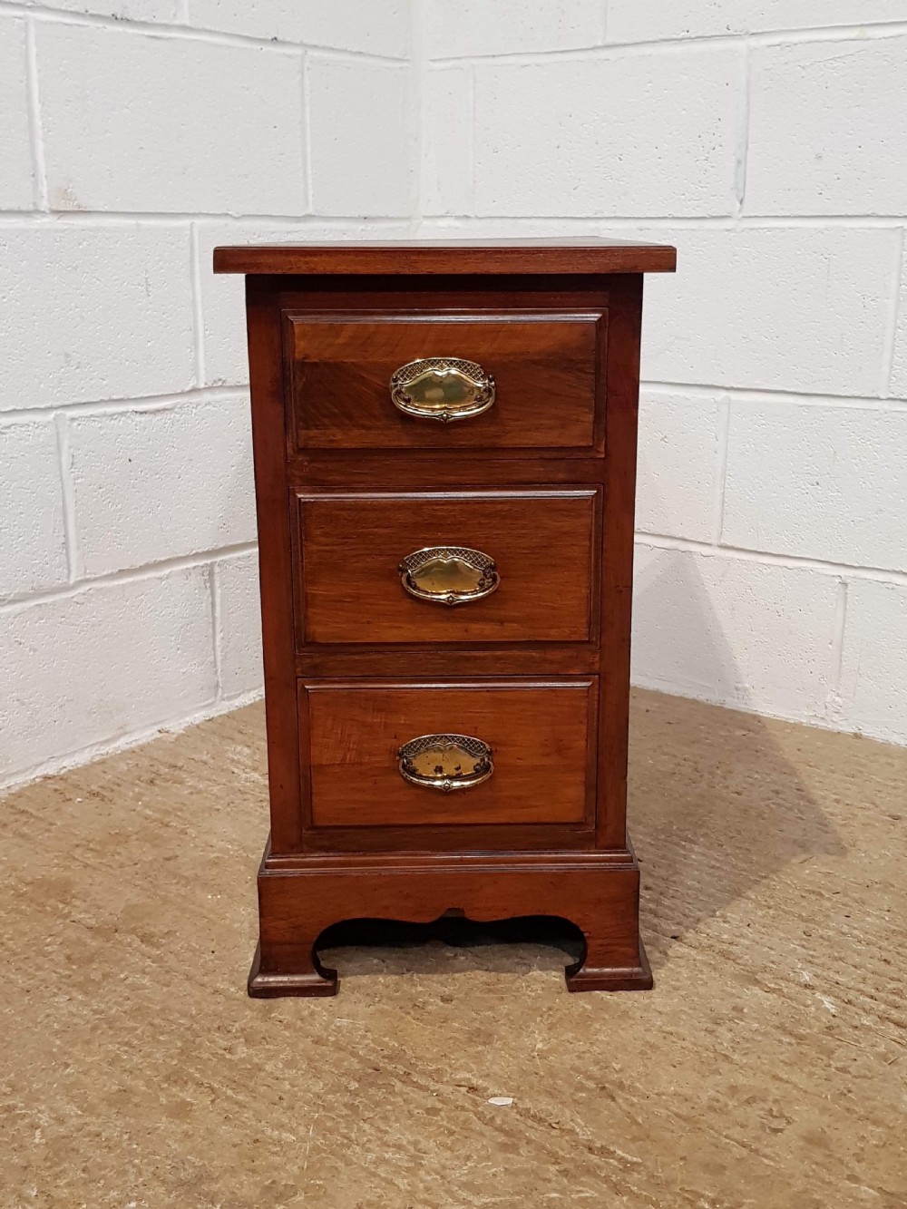 ANTIQUE PAIR EDWARDIAN MAHOGANY BEDSIDE CHESTS OF DRAWERS C1900 View II