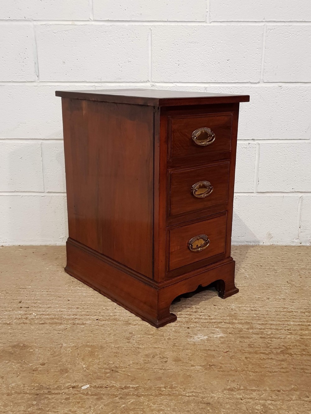 ANTIQUE PAIR EDWARDIAN MAHOGANY BEDSIDE CHESTS OF DRAWERS C1900 View IV
