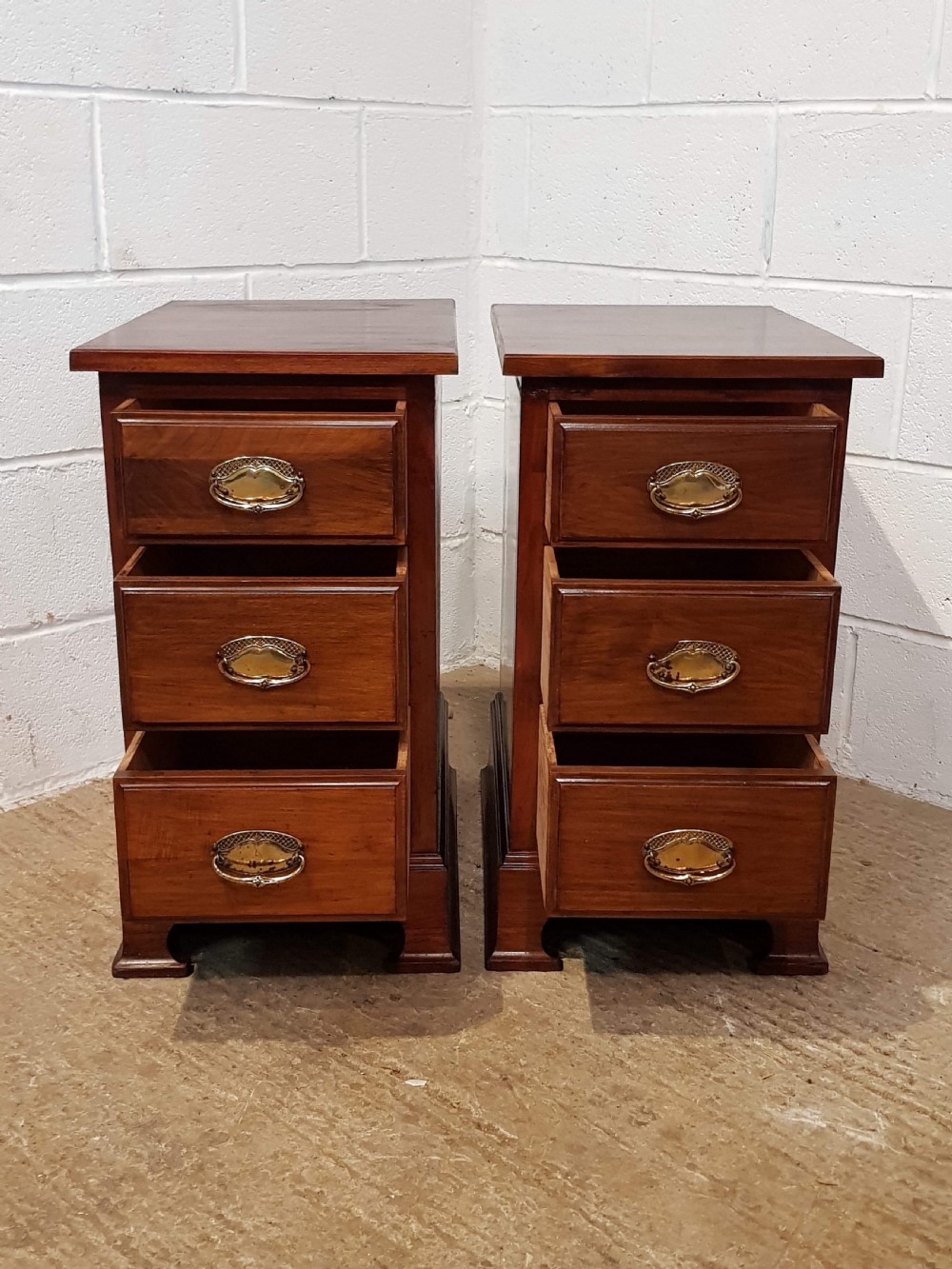 ANTIQUE PAIR EDWARDIAN MAHOGANY BEDSIDE CHESTS OF DRAWERS C1900 View V