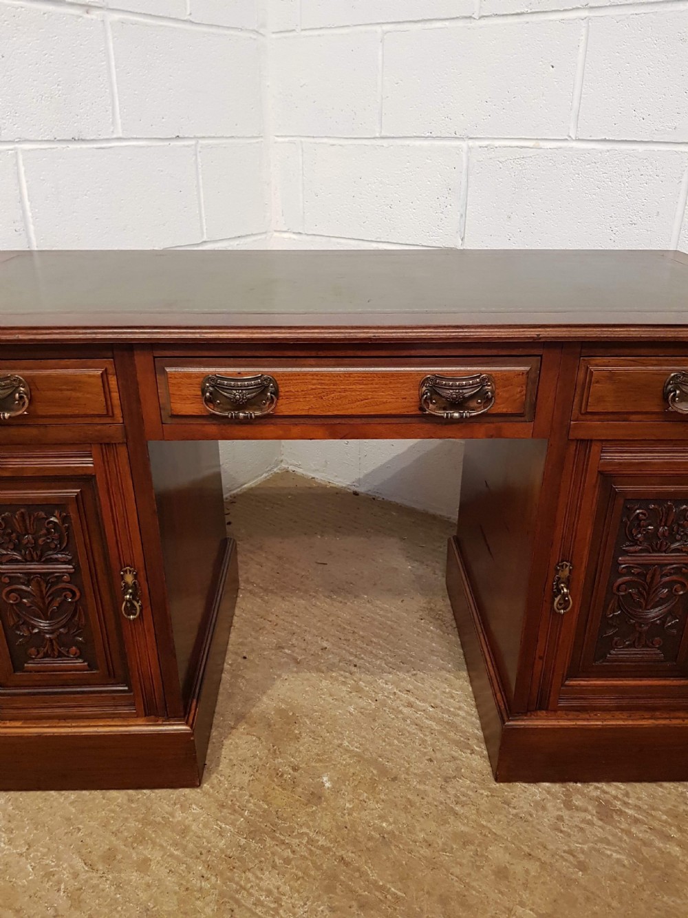 ANTIQUE EDWARDIAN WALNUT TWIN PEDESTAL LEATHER TOP DESK C1900 View VII