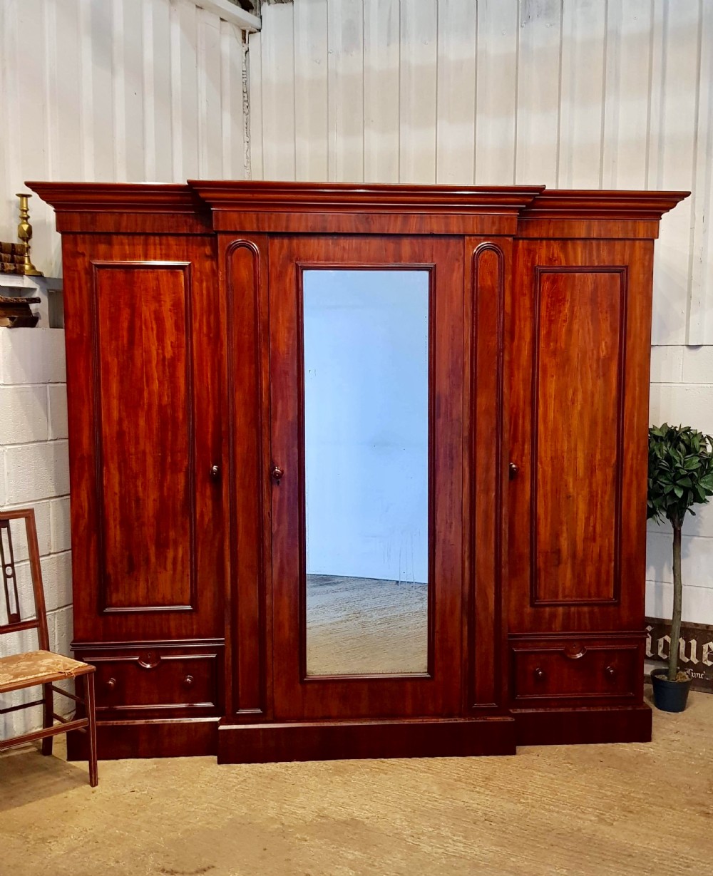 ANTIQUE VICTORIAN MAHOGANY TRIPLE BREAKFRONT WARDROBE COMPACTUM C1880