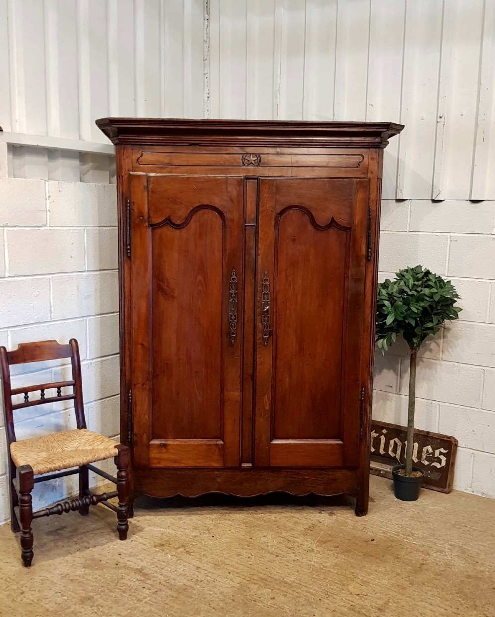 ANTIQUE LATE 18TH CENTURY FRENCH PROVINCIAL OAK AND FRUITWOOD ARMOIRE C1790