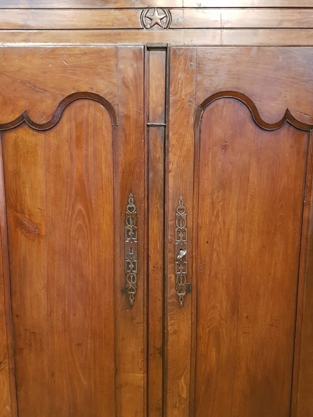 ANTIQUE LATE 18TH CENTURY FRENCH PROVINCIAL OAK AND FRUITWOOD ARMOIRE C1790 View III