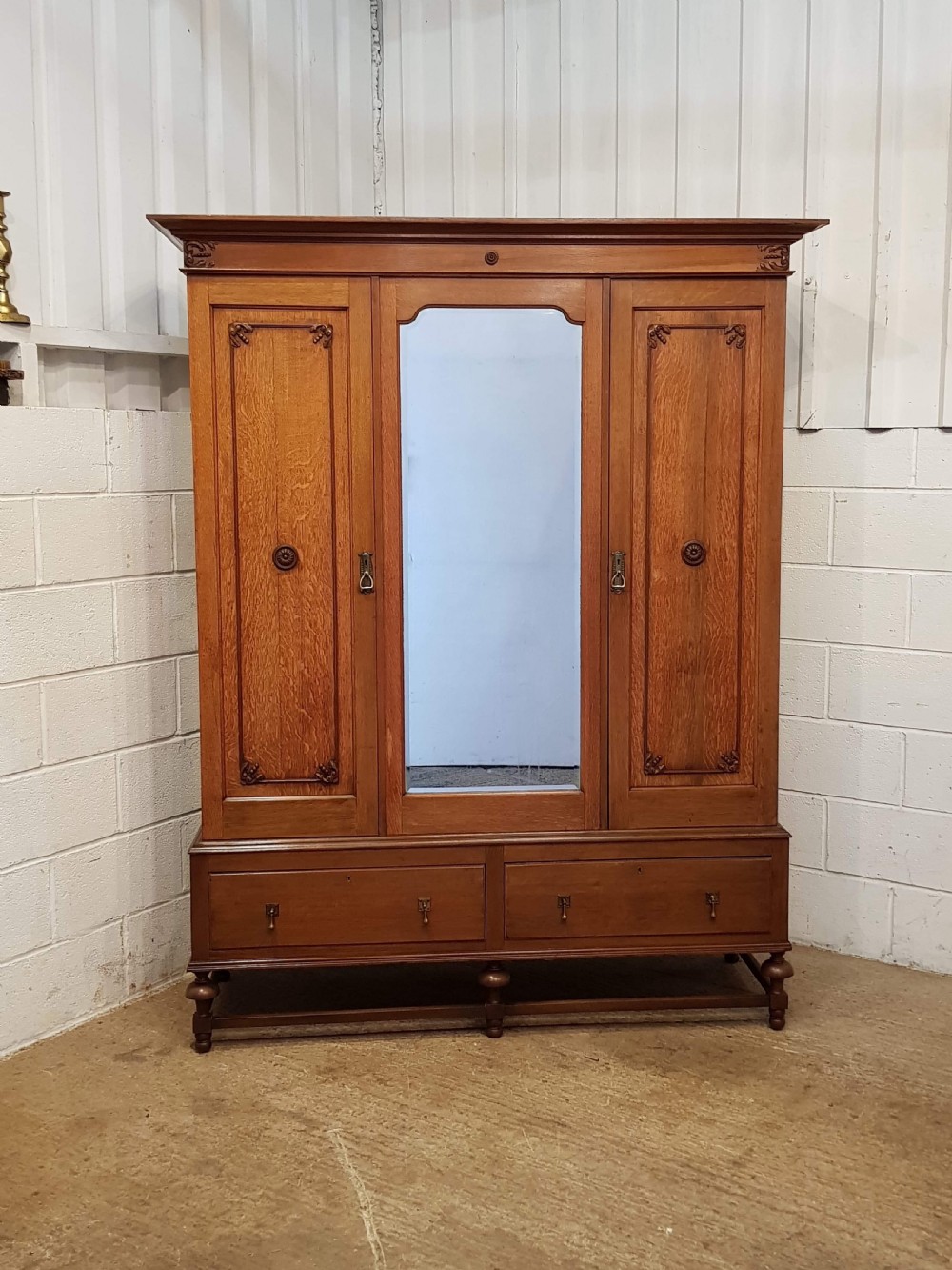 ANTIQUE EDWARDIAN OAK TRIPLE WARDROBE C1900 View III