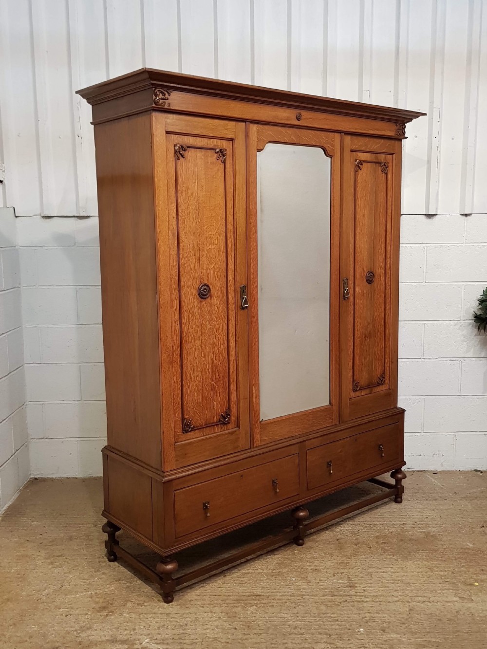 ANTIQUE EDWARDIAN OAK TRIPLE WARDROBE C1900 View IV