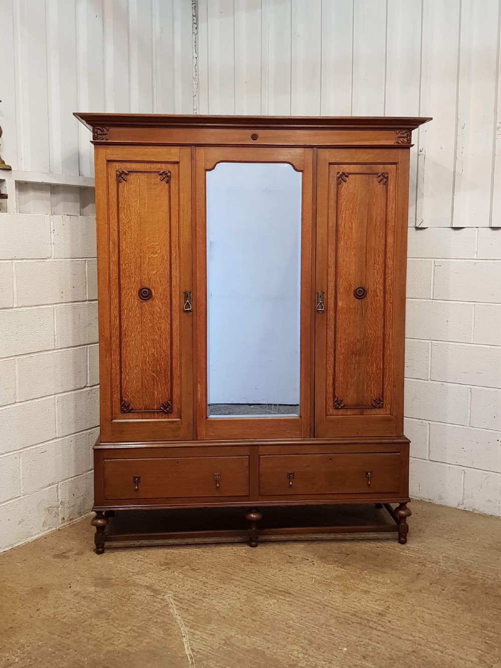 ANTIQUE EDWARDIAN OAK TRIPLE WARDROBE C1900 View VI