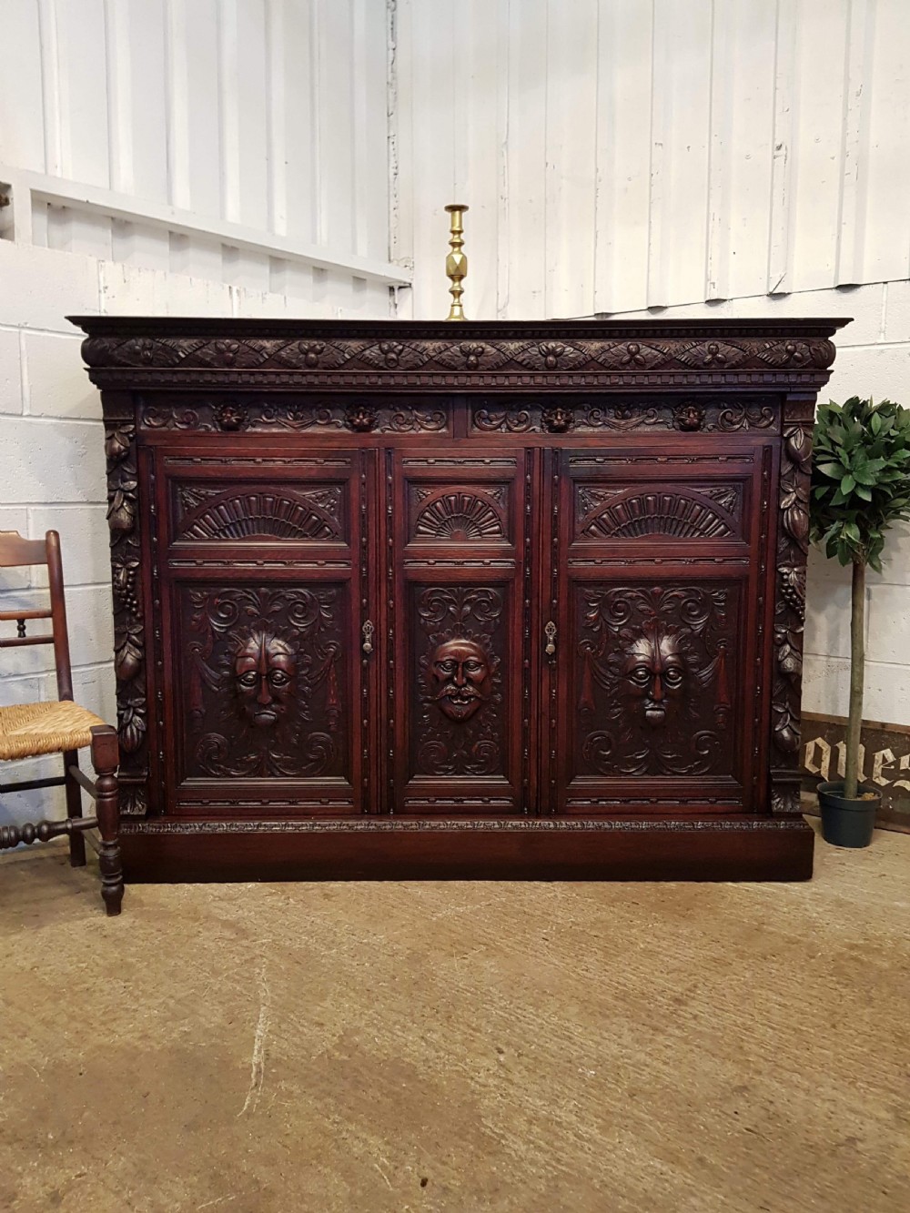 ANIQUE LARGE VICTORIAN CARVED GOTHIC OAK CUPBOARD SIDEBOARD C1880
