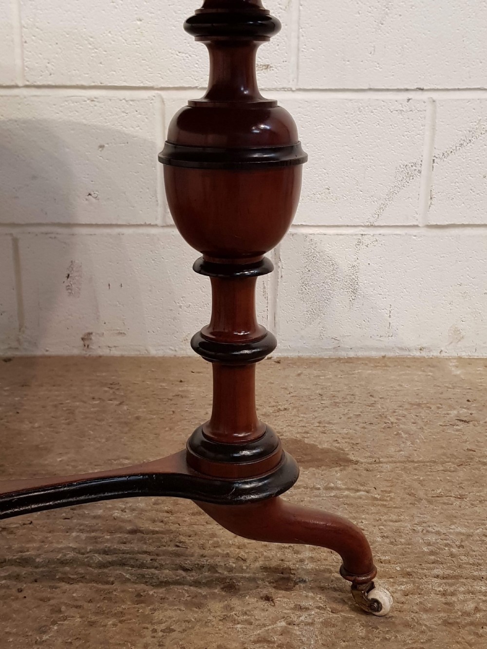 ANTIQUE VICTORIAN MAHOGANY CIRCULAR DINING TABLE SEATS SIX C1880 View II