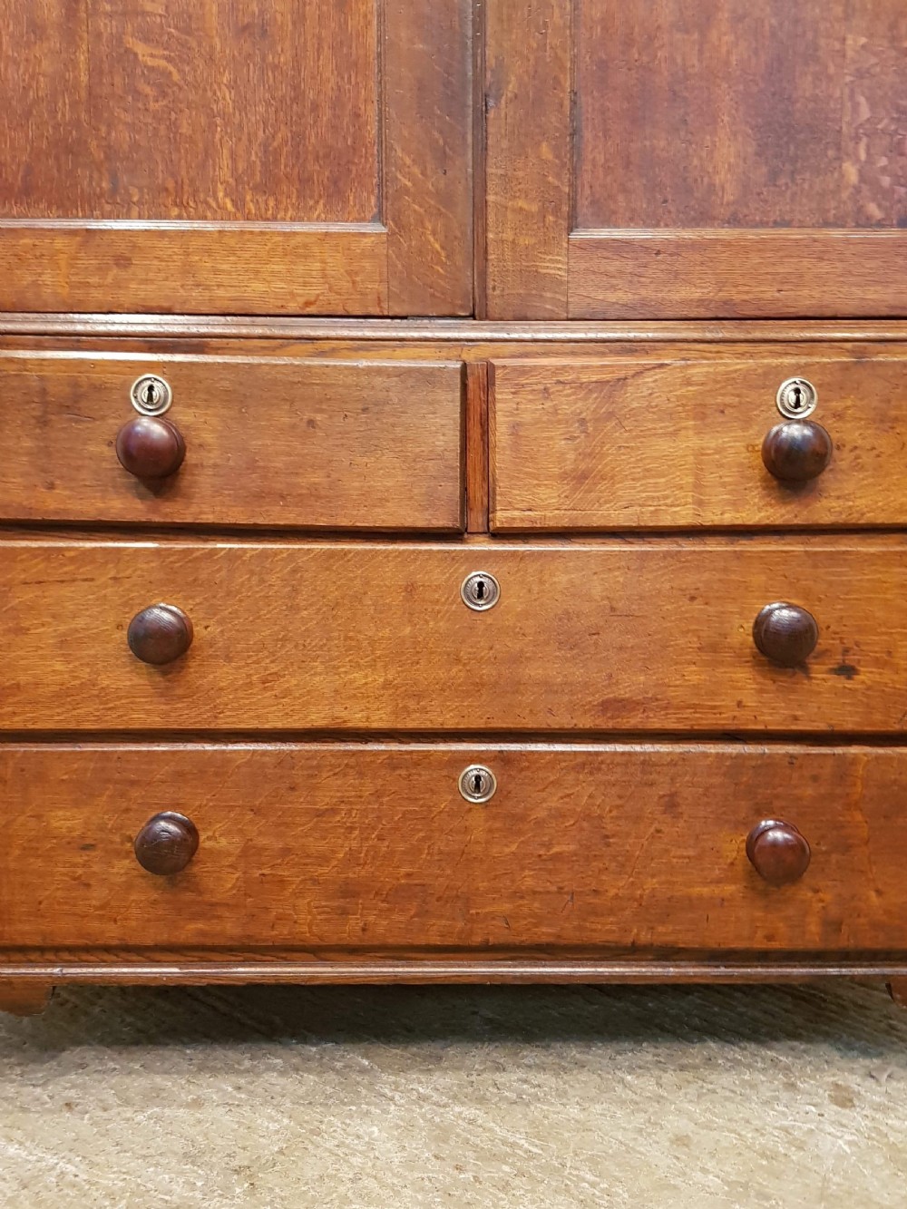 ANTIQUE 18TH CENTURY GEORGIAN OAK LINEN CLOTHES PRESS C1780 View III