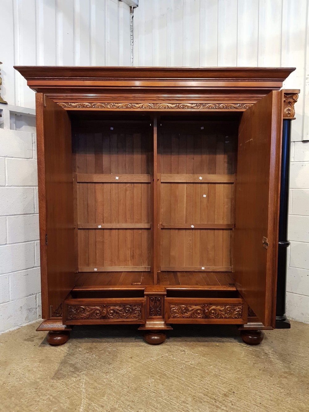 ANTIQUE FLEMISH CARVED OAK ARMOIRE C1900 View III