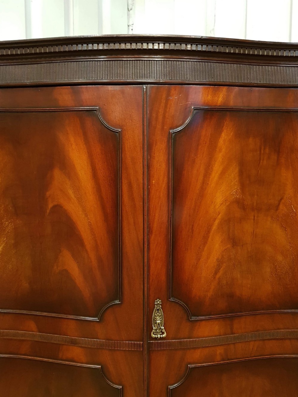 ANTIQUE EDWARDIAN FLAMED MAHOGANY SERPENTINE SHAPED DOUBLE WARDROBE C1900 View III