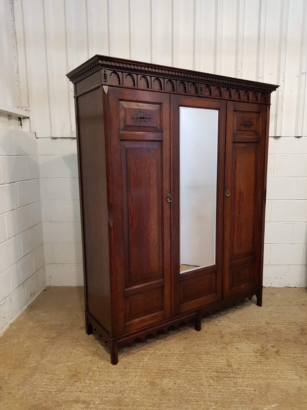 ANTIQUE EDWARDIAN OAK DOUBLE WARDROBE C1900 View III