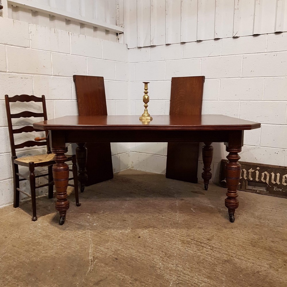 ANTIQUE VICTORIAN OAK EXTNDING DINING TABLE SEATS UP TO TWELVE. C1880 View III