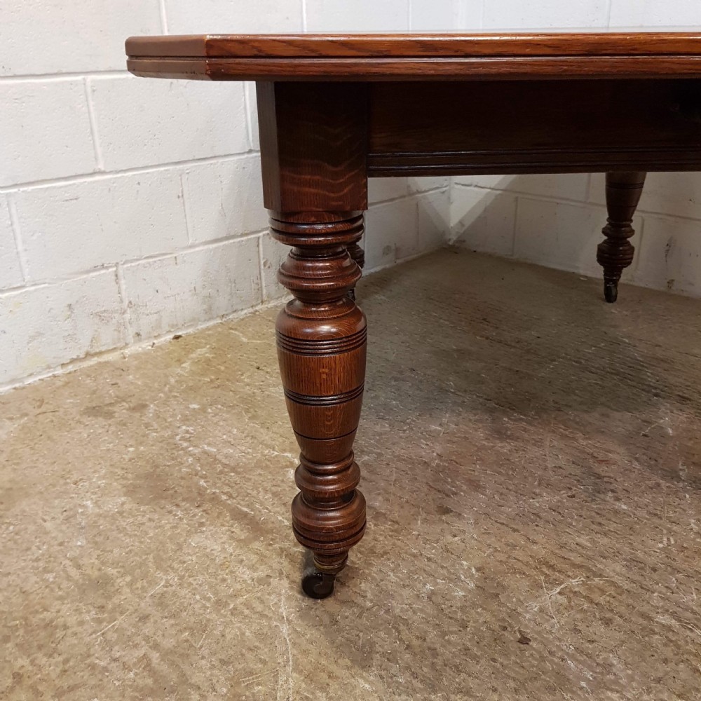 ANTIQUE VICTORIAN OAK EXTNDING DINING TABLE SEATS UP TO TWELVE. C1880 View VII