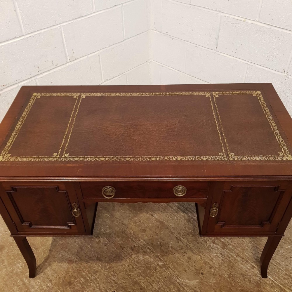 ANTIQUE MAHOGANY SHERATON LEATHER TOPPED DESK C1920 View III