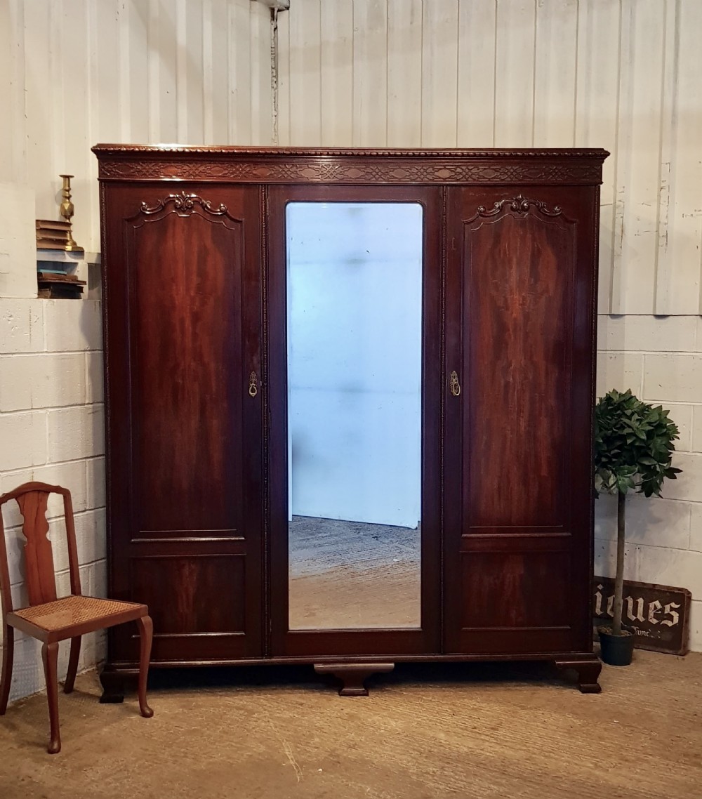 ANTIQUE EDWARDIAN CHIPPENDALE MAHOGANY TRIPLE WARDROBE BY WARING & GILLOWS C1900