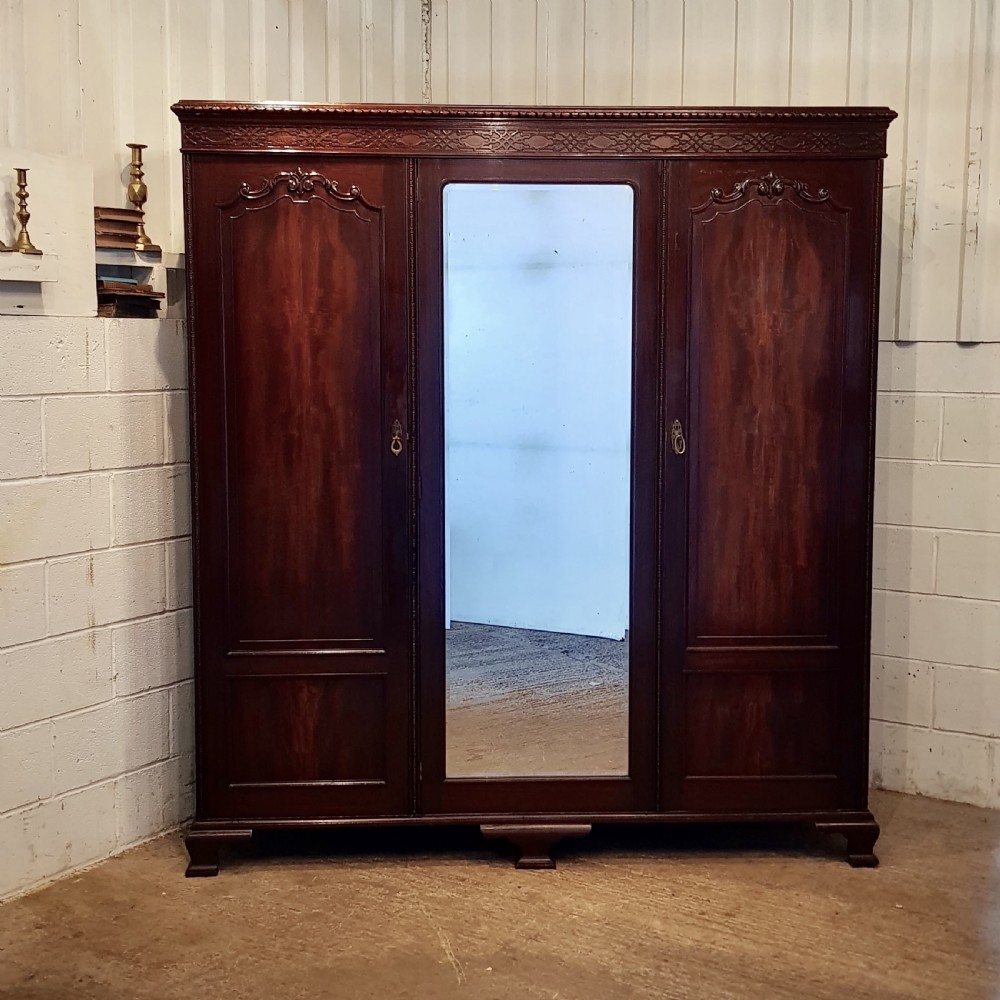 ANTIQUE EDWARDIAN CHIPPENDALE MAHOGANY TRIPLE WARDROBE BY WARING & GILLOWS C1900 View III
