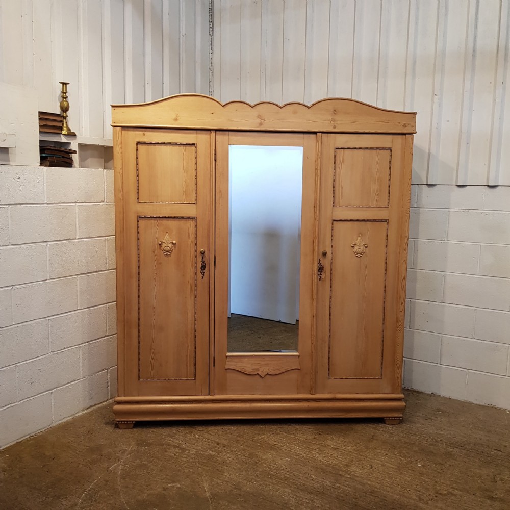 ANTIQUE 19TH CENTURY FLEMISH PINE TRIPLE WARDROBE C1880 View VII
