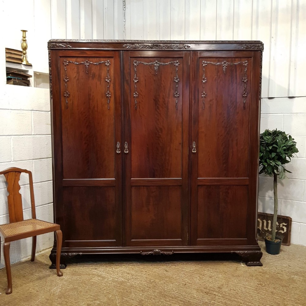 ANTIQUE EDWARDIAN CHIPPENDALE MAHOGANY TRIPLE WARDROBE BY HEALS & SON C1900