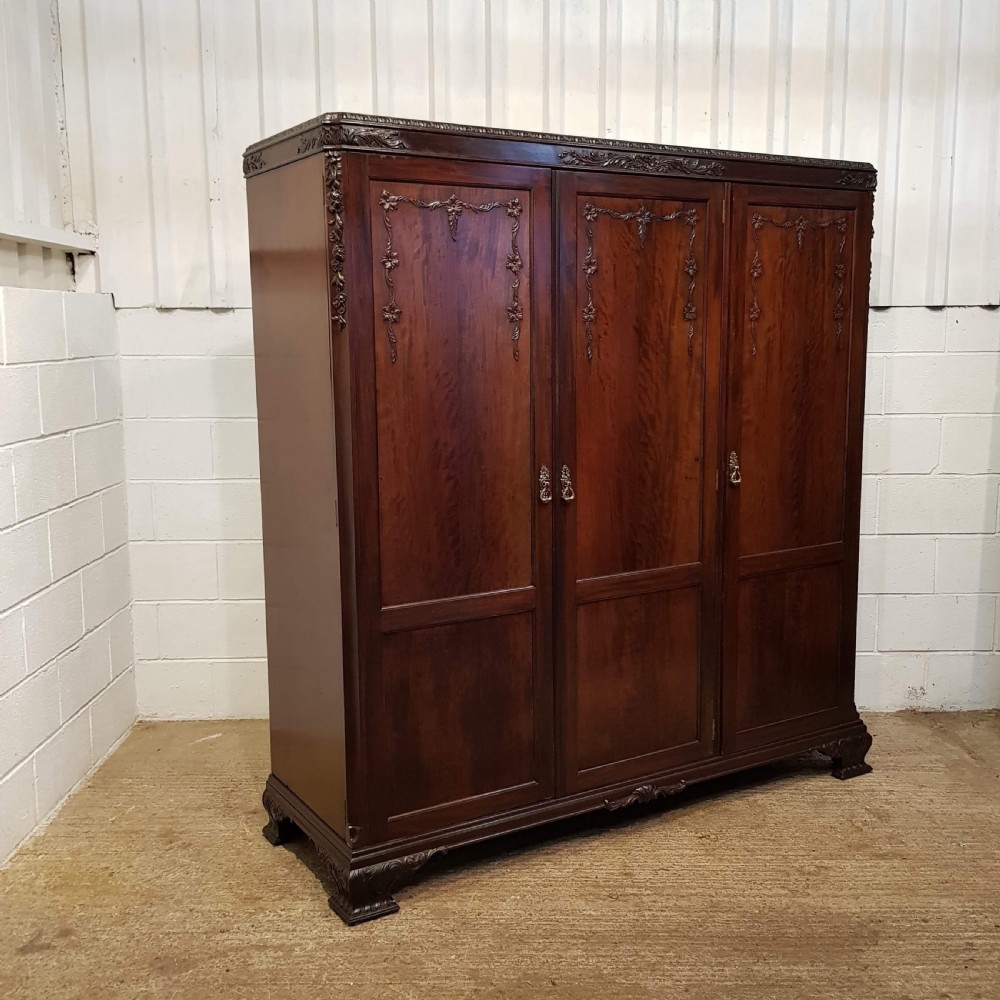 ANTIQUE EDWARDIAN CHIPPENDALE MAHOGANY TRIPLE WARDROBE BY HEALS & SON C1900 View VI