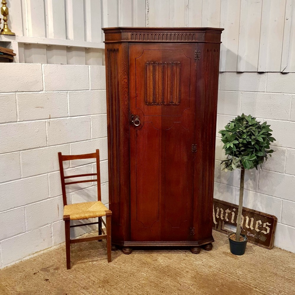 ANTIQUE TUDOR OAK HALL ROBE C1920
