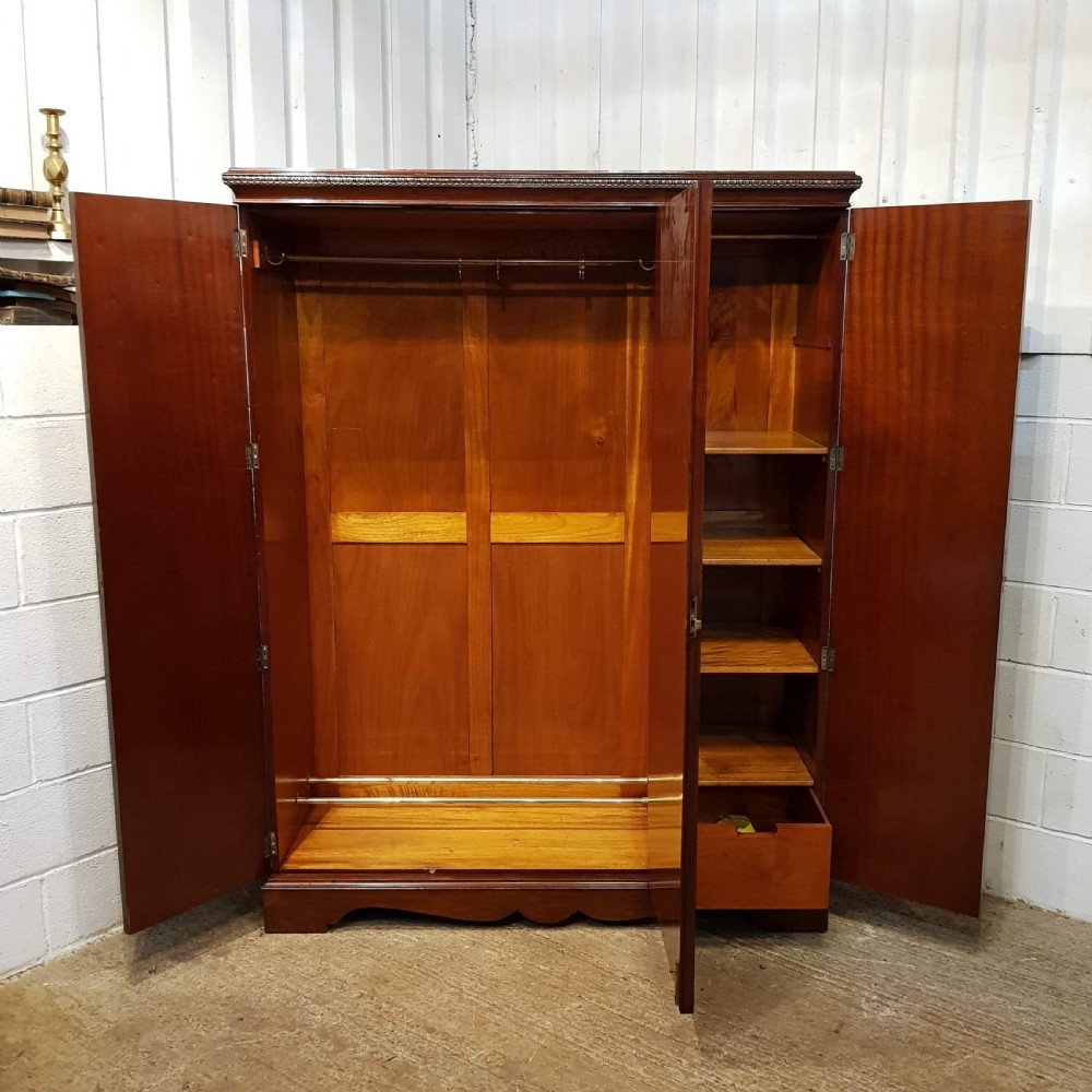 ANTIQUE EDWARDIAN FLAMED MAHOGANY TRIPLE WARDROBE C1900 View III