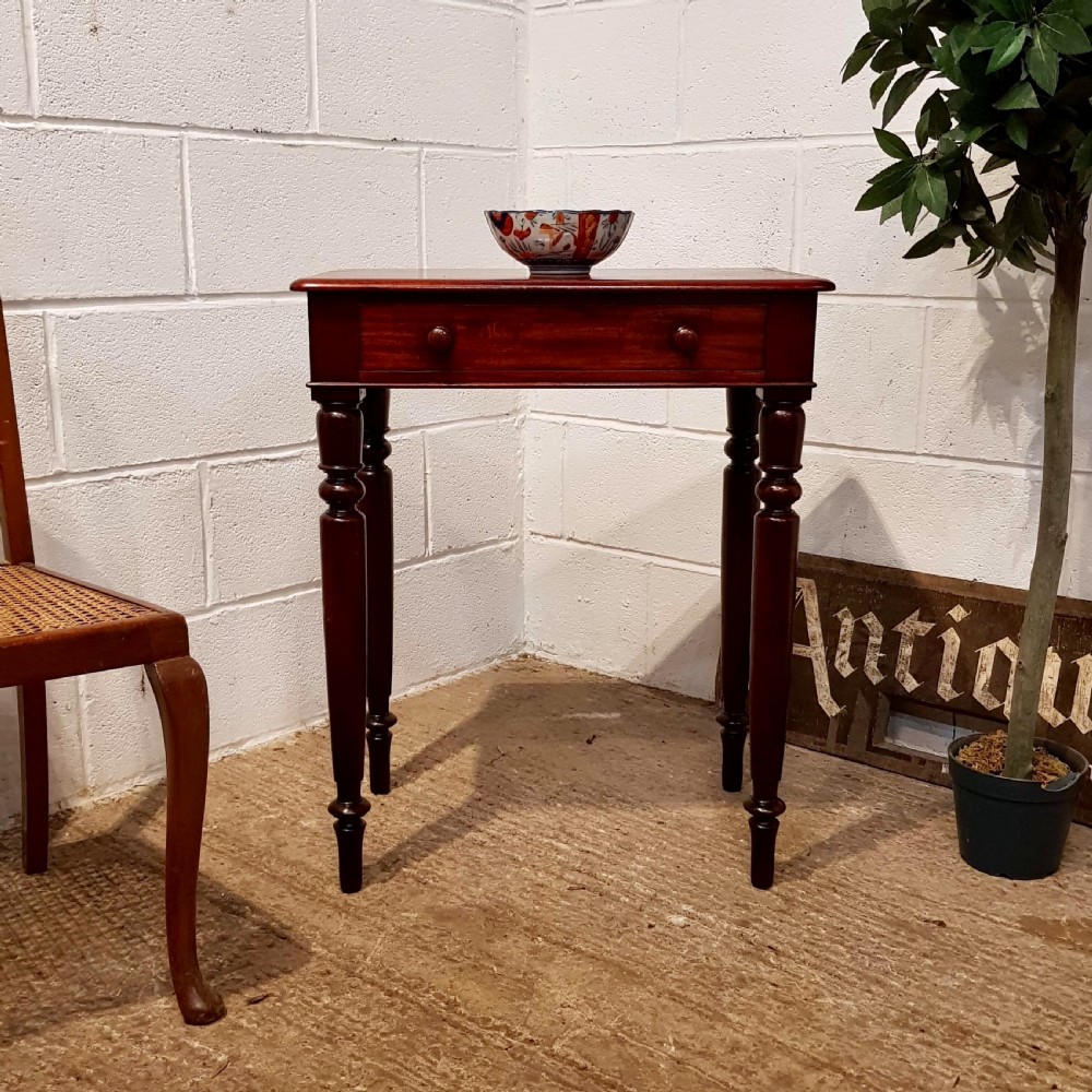 ANTIQUE EARLY VICTORIAN SMALL MAHOGANY SIDE LAMP TABLE C1850