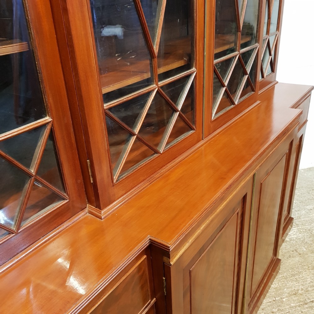 ANTIQUE LATE 18TH CENT.PERIOD MAHOGANY ASTRAGAL GLAZED LARGE BREAKFRONT BOOKCASE C1780 View III