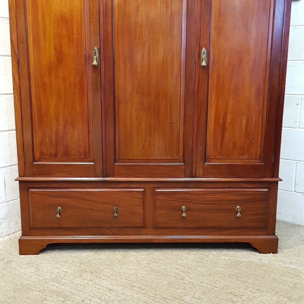 ANTIQUE EDWARDIAN  MAHOGANY TRIPLE WARDROBE C1900 View III