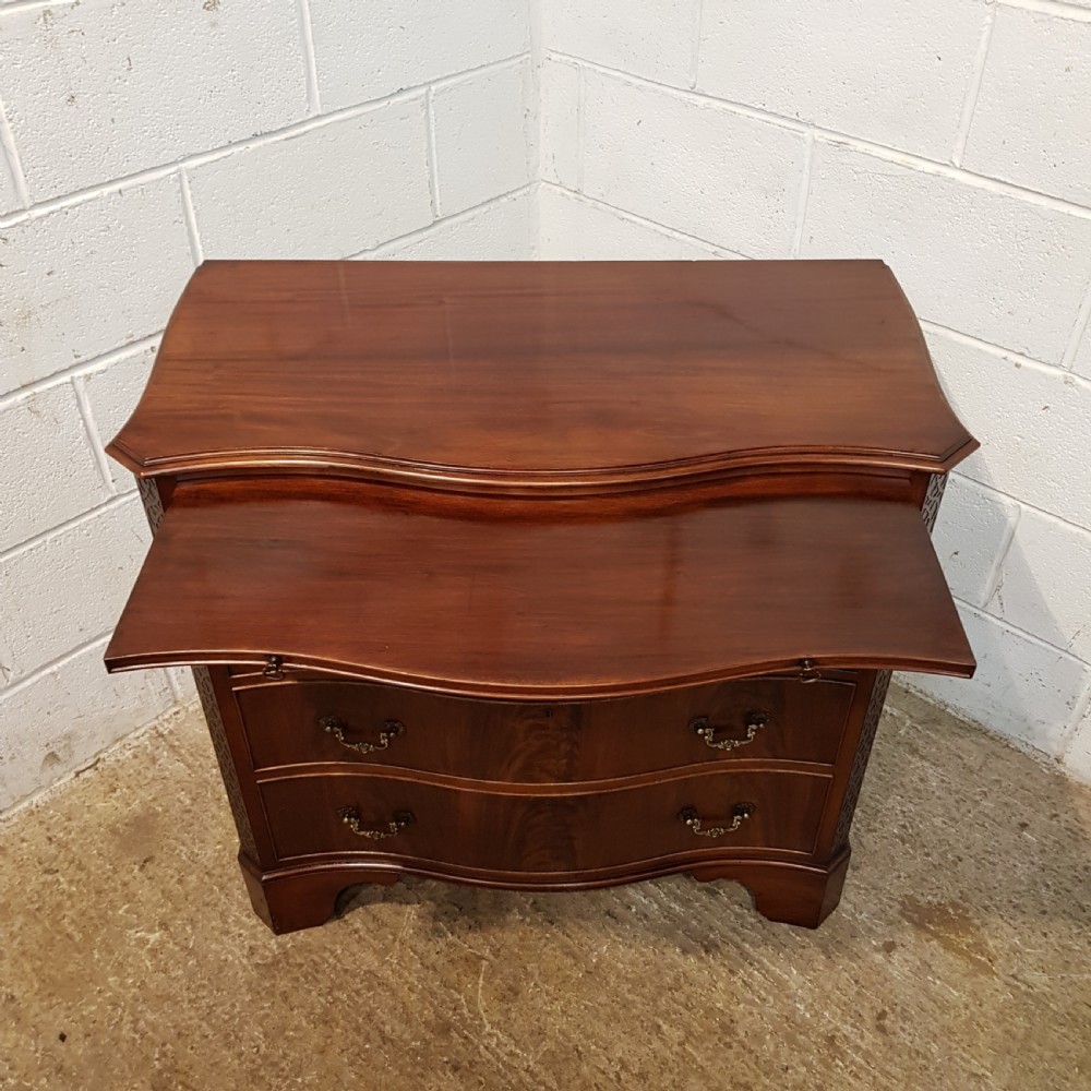 ANTIQUE MAHOGANY SERPENTINE FRONT CHEST OF DRAWERS WITH BRUSHING SLIDE C1920 View V