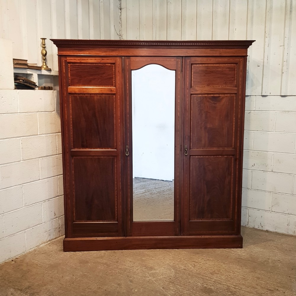 ANTIQUE EDWARDIAN MAHOGANY TRIPLE WARDROBE C1900 View III