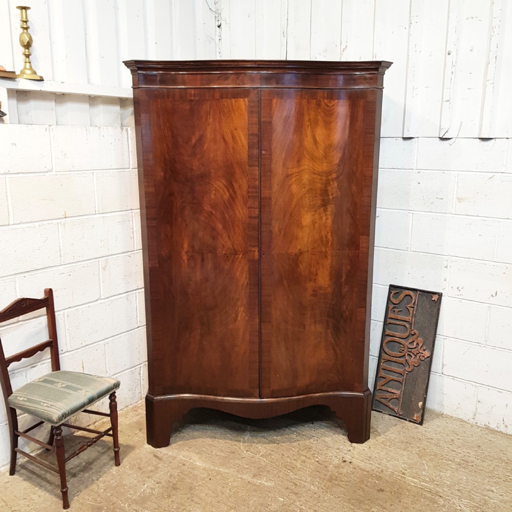 ANTIQUE EDWARDIAN MAHOGANY SERPENTINE FRONT DOUBKE WARDROBE C1900