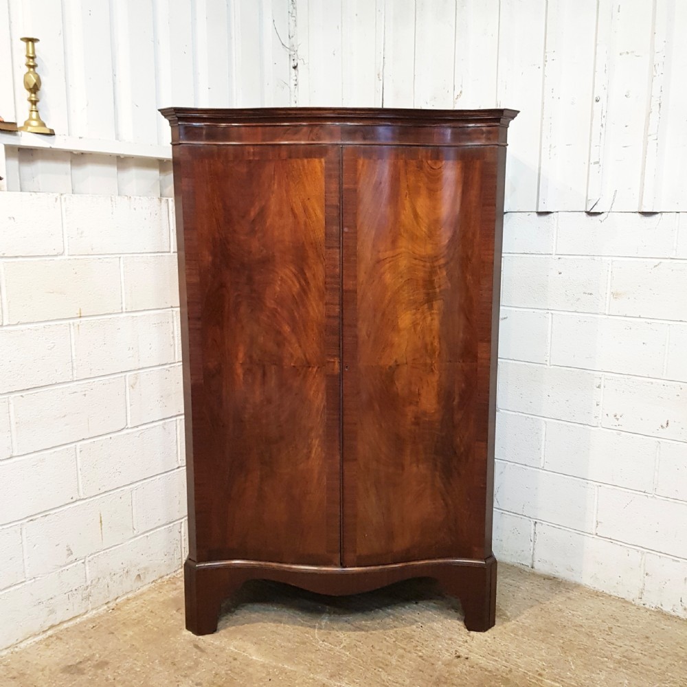 ANTIQUE EDWARDIAN MAHOGANY SERPENTINE FRONT DOUBKE WARDROBE C1900 View VI