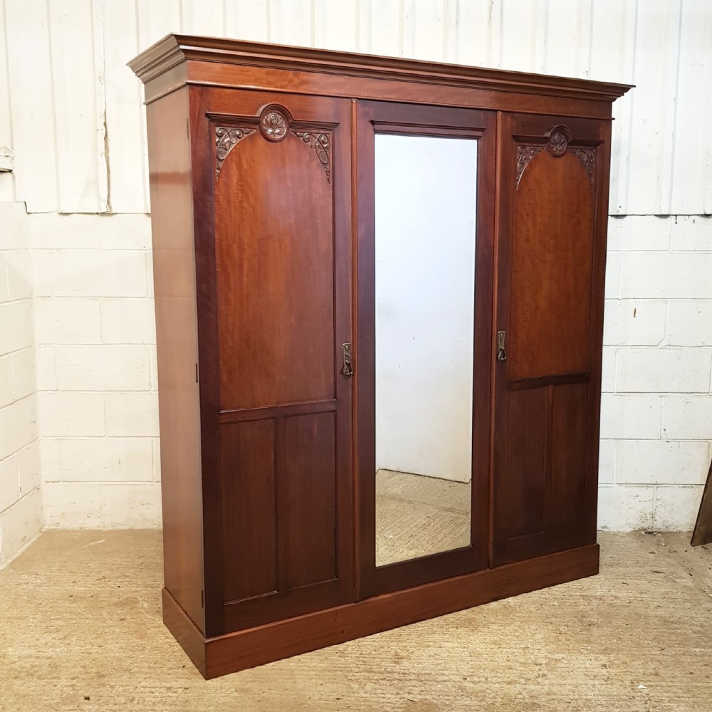 ANTIQUE EDWARDIAN MAHOGANY TRIPLE WARDROBE C1900 View III