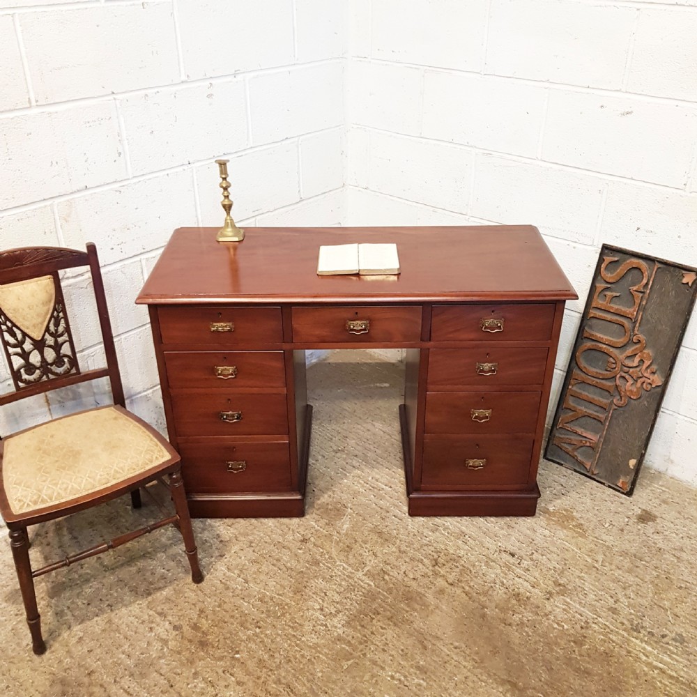 ANTIQUE LATE VICTORIAN MAHOGANY PEDESTAL DESK C1890