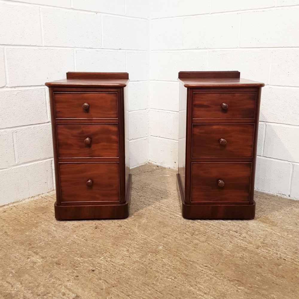 SUPERB PAIR ANTIQUE VICTORIAN MAHOGANY BEDSIDE CHEST OF DRAWERS C1880 View II