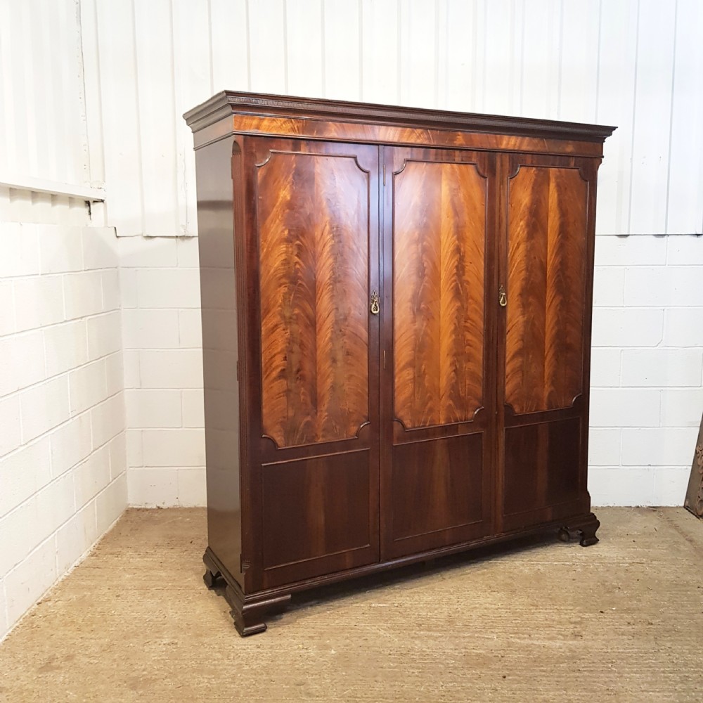 ANTIQUE EDWARDIAN MAHOGANY TRIPLE WARDROBE BY WARING & GILLOWS  C1900 View VI