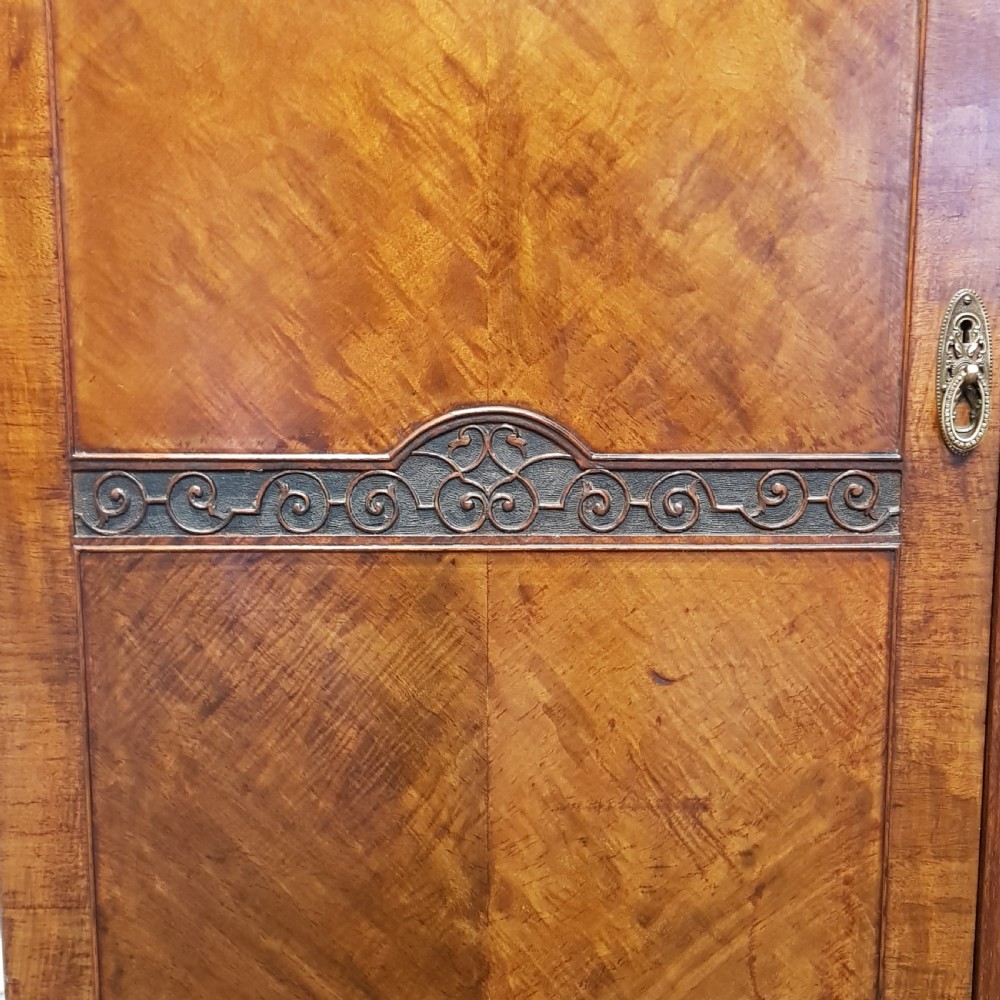 ANTIQUE MAHOGANY TRIPLE WARDROBE C1920 View XI