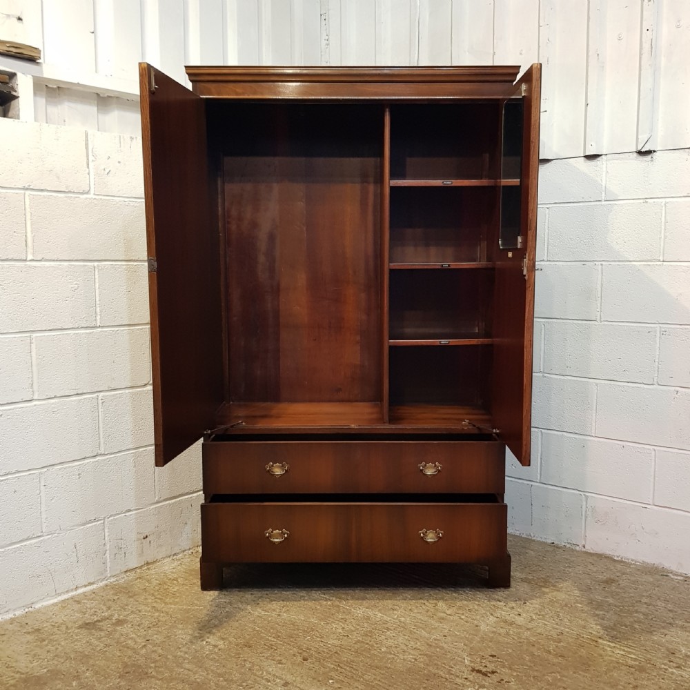 ANTIQUE WALNUY LOW FITTED COMBINATION WARDROBE C920 View III