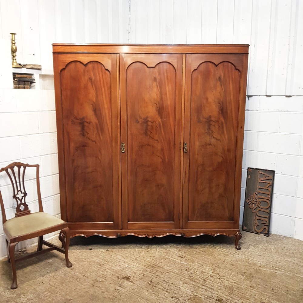 ANTIQUE EDWARDIAN. MAHOGANY TRIPLE WARDROBE C1900