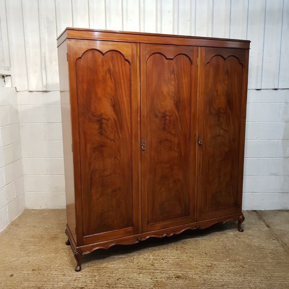 ANTIQUE EDWARDIAN. MAHOGANY TRIPLE WARDROBE C1900 View II