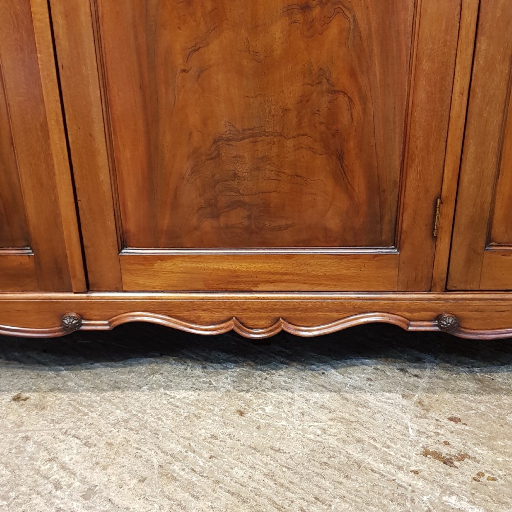 ANTIQUE EDWARDIAN. MAHOGANY TRIPLE WARDROBE C1900 View III