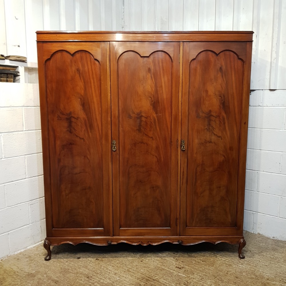 ANTIQUE EDWARDIAN. MAHOGANY TRIPLE WARDROBE C1900 View V
