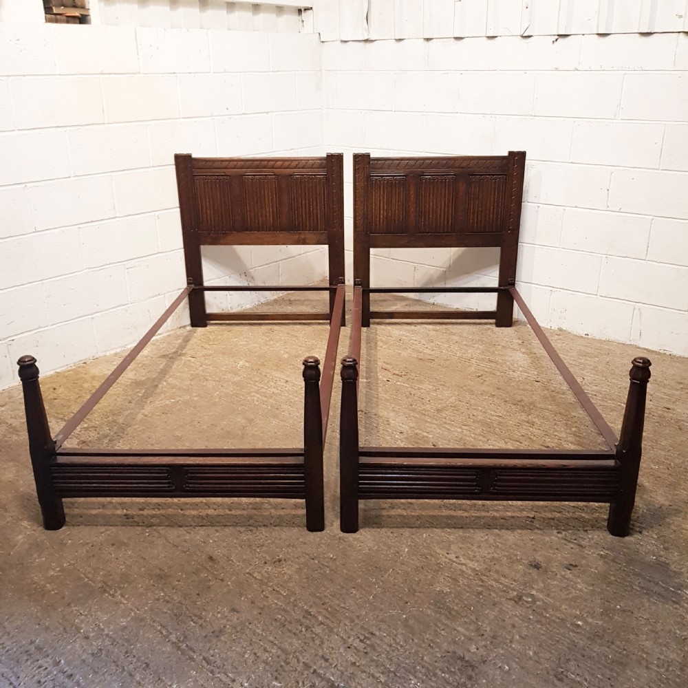 ANTIQUE PAIR EDWARDIAN CARVED OAK LINENFOLD SINGLE BEDS C1900
