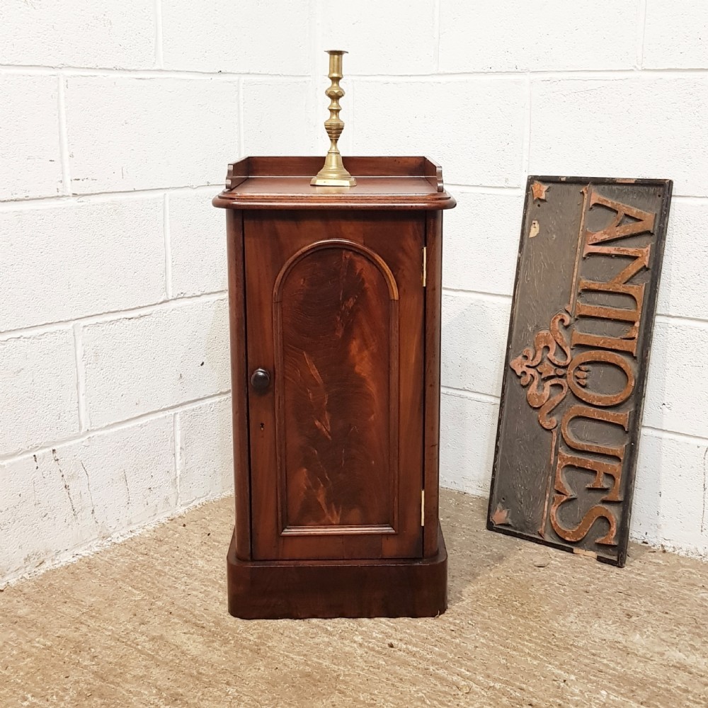ANTIQUE VICTORIAN. AHOGANY BEDSIDE CUPBOARD C1880