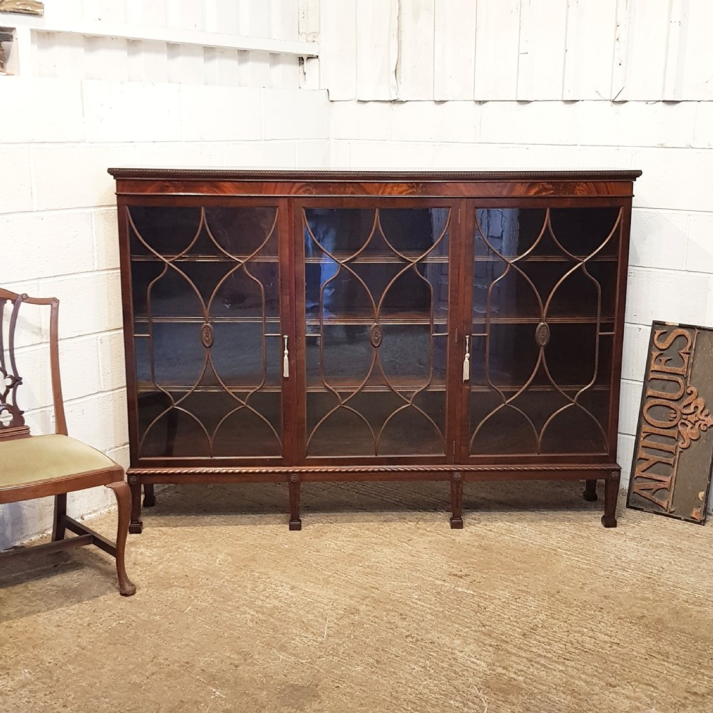 ANTIQUE EDWARDIAN CHIPPENDALE MAHOGANY ASTRAGAL GLAZED BOOKCASE C1900