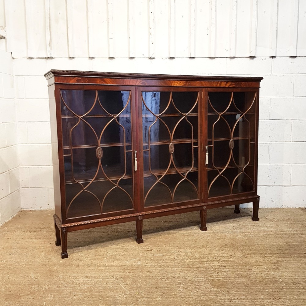 ANTIQUE EDWARDIAN CHIPPENDALE MAHOGANY ASTRAGAL GLAZED BOOKCASE C1900 View II
